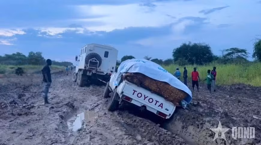 Le Détachement du Génie n°4 du Vietnam prévoit de réparer et de moderniser les routes endommagées par les glissements de terrain provoqués par les fortes pluies et les inondations. Photo : qdnd.vn