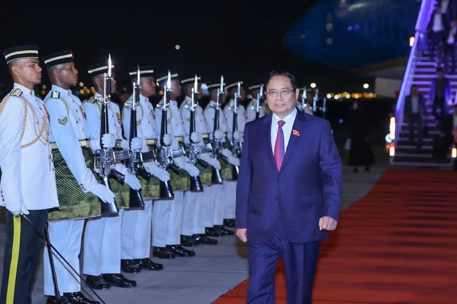 Le Premier ministre Pham Minh Chinh et la délégation vietnamienne sont arrivés en Malaisie pour prendre part au 47e Sommet de l'ASEAN et aux conférences connexes. Photo : baochinhphu.vn