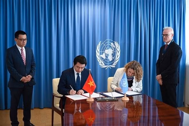 Le vice-ministre Le Anh Tuan et Mme Candice Welsch, directrice de la division des politiques publiques de l’ONUDC, signent un accord de pays hôte pour l’organisation de la cérémonie d’ouverture à la signature de la Convention des Nations Unies contre la cybercriminalité, prévu en octobre. Photo : VNA.