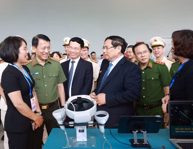 Le Premier ministre Pham Minh Chinh visite un stand présentant des produits technologiques. Photo : VNA.