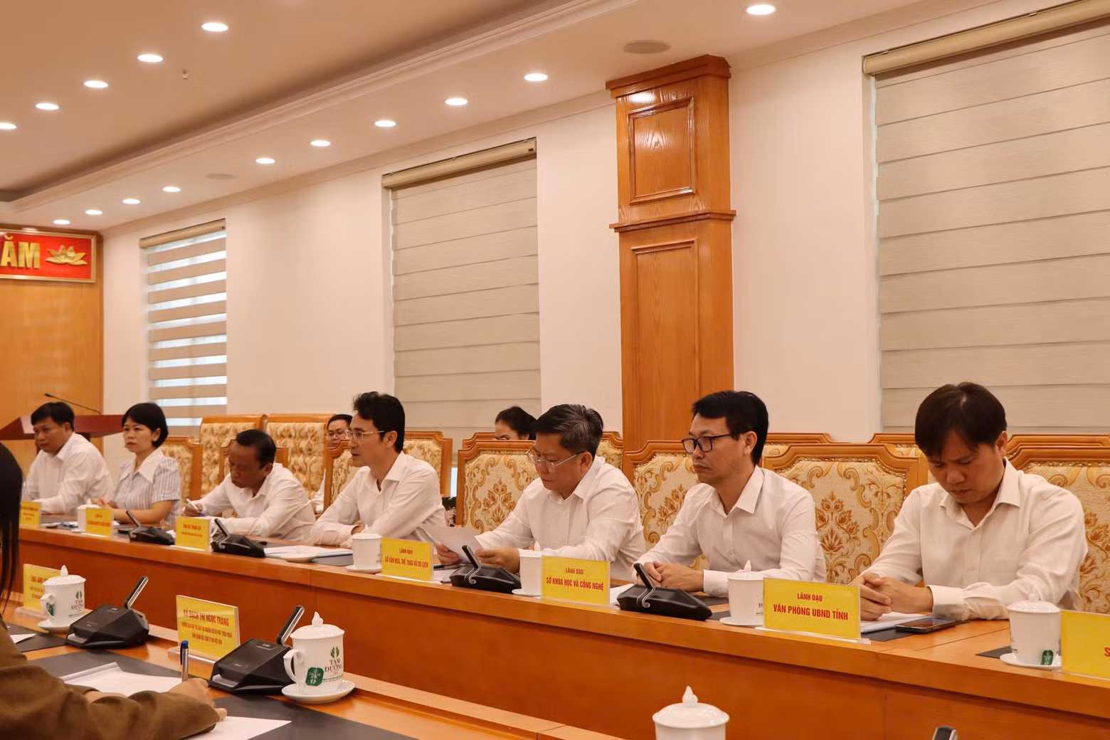 pct-ubnd-tinh-lai-chau-ha-trong-hai-cung-cac-lanh-dao-so-nganh-trao-doi-voi-doan-cong-tac-hiep-hoi-vkbia.jpg