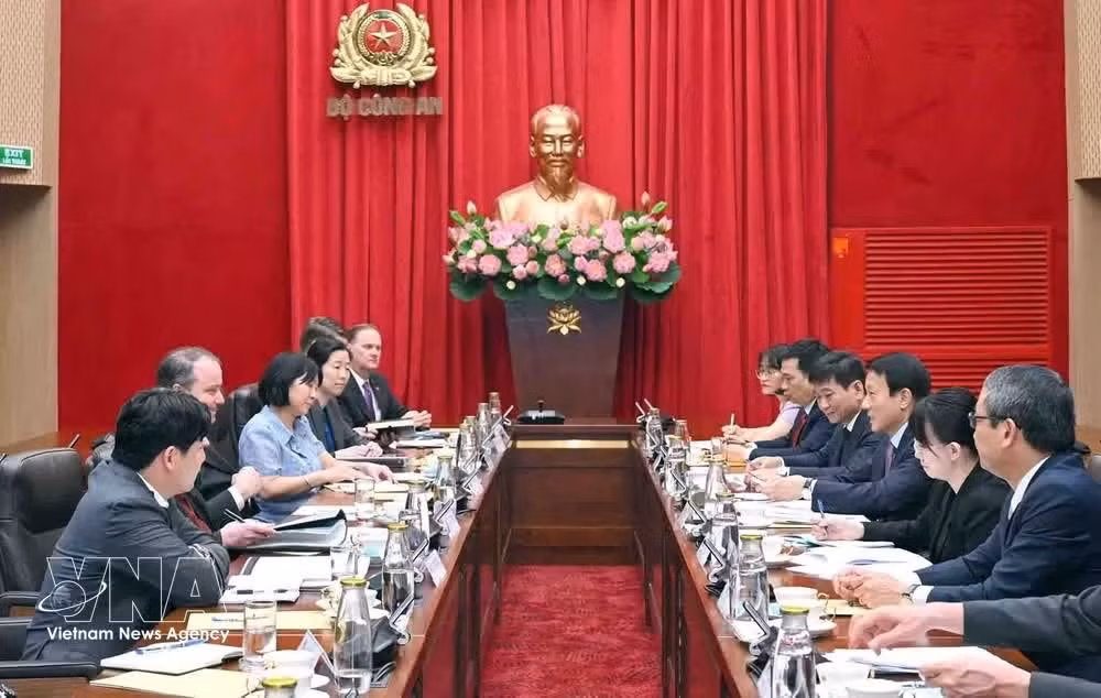 La rencontre entre le général Lương Tam Quang, ministre vietnamien de la Sécurité publique et le vice-représentant américain au Commerce, Rick Switzer. Photo : VNA