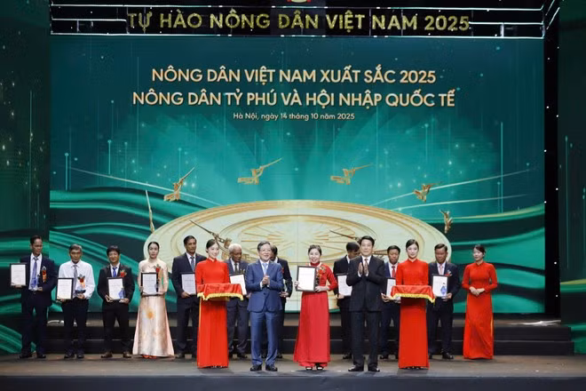 Des agriculteurs vietnamiens exemplaires et des scientifiques du monde rural distingués. Photo : danviet.vn