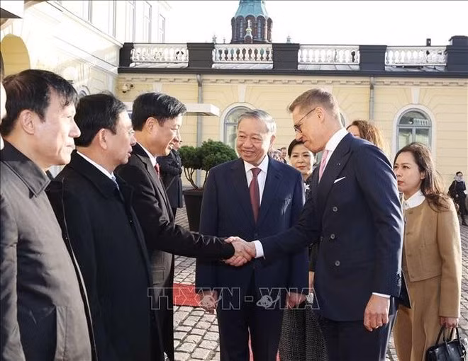 Le secrétaire général du PCV, To Lam, présente les membres de la délégation vietnamienne au président finlandais, Alexander Stubb.Photo : VNA.