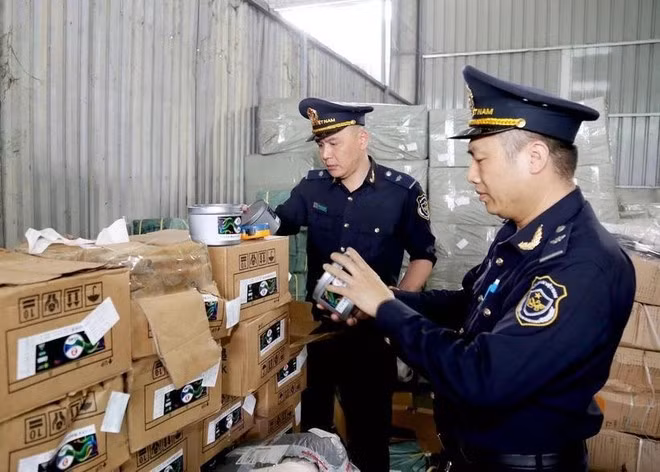 Des douaniers vérifient les étiquettes des marchandises importées dans l'entrepôt situé dans l’entrepôt de la poste-frontière international de Huu Nghi, province de Lang Son. Photo : VNA