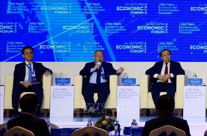 Le vice-ministre des Finances, Dô Thanh Trung (milieu) s'exprime au Forum. Photo: VNA