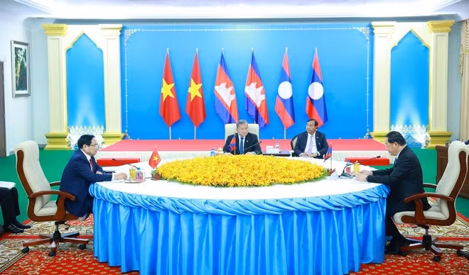 Le Premier ministre vietnamien Pham Minh Chinh (gauche) a tenu une séance de travail à Phnom Penh avec le Premier ministre cambodgien Hun Manet et le Premier ministre lao Sonexay Siphandone. Photo : VNA