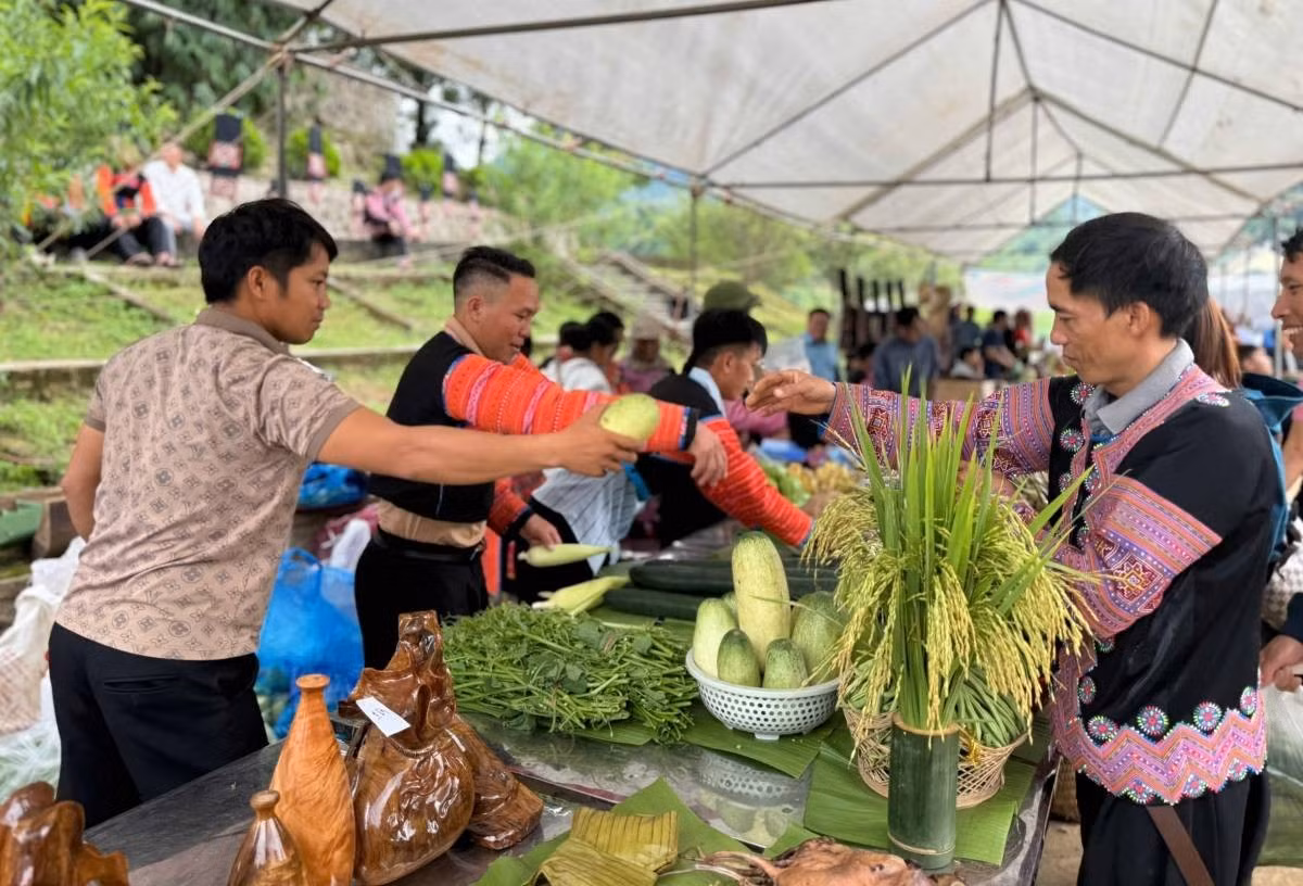 9phien-cho-khong-don-thuan-la-noi-de-ba-con-va-nguoi-dan-du-khach-mua-ban-trao-doi-hang-hoa.jpg