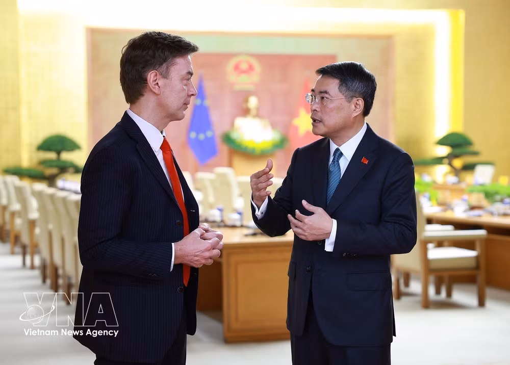 Le Premier ministre Le Minh Hung (droite) et l’ambassadeur Julien Guerrier. Photo: VNA