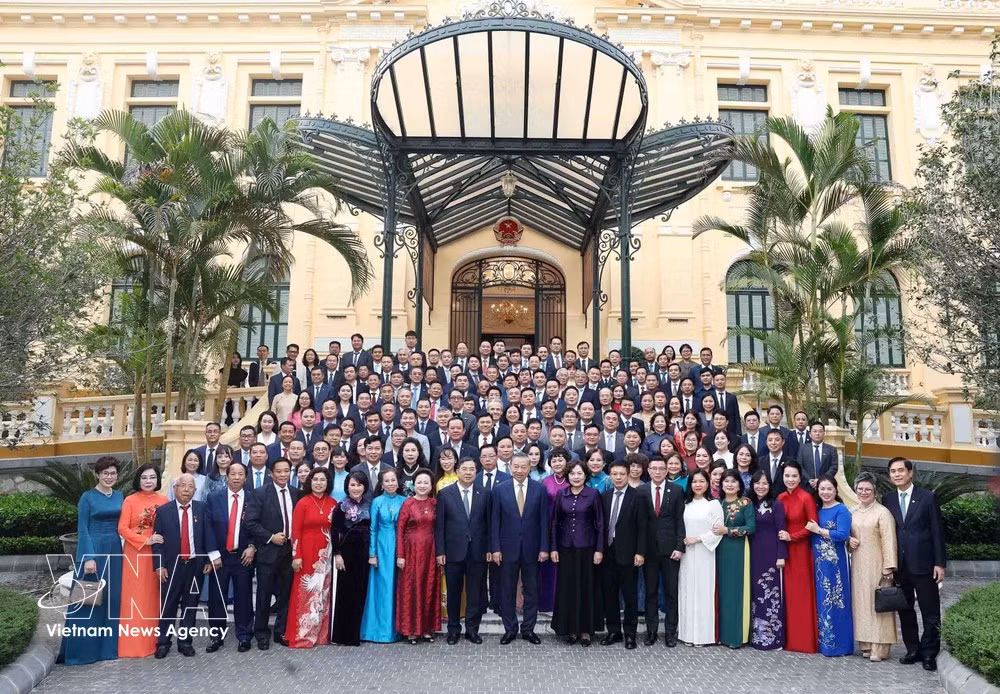 Le secrétaire général du Parti et président de la République, To Lam, et des représentants d’entreprises exemplaires. Photo: VNA