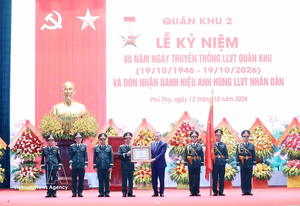 Le secrétaire général et président To Lam, agissant en sa qualité de secrétaire de la Commission militaire centrale, remet le titre honorifique de « Héros des Forces armées populaires » à la 2e zone militaire. Photo: VNA
