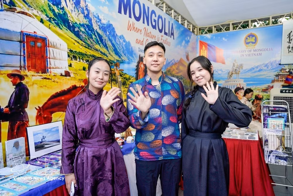 Stand de la Mongolie au 2e Festival mondial des cultures à Hanoï. Photo: VNA