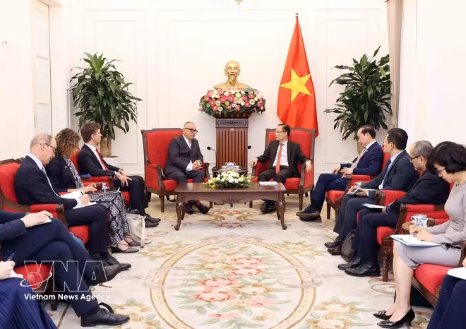 Le ministre des Affaires étrangères Le Hoai Trung (droite) a eu, le 24 mars à Hanoï, un entretien avec le commissaire européen aux Partenariats internationaux Jozef Síkela. Photo : VNA
