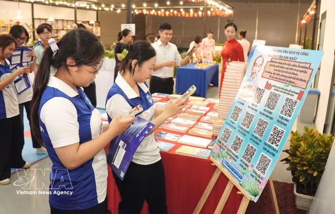 Des étudiants expérimentent une bibliothèque numérique intelligente dans le quartier de Tan Son Nhat, à Ho Chi Minh-Ville. Photo : VNA