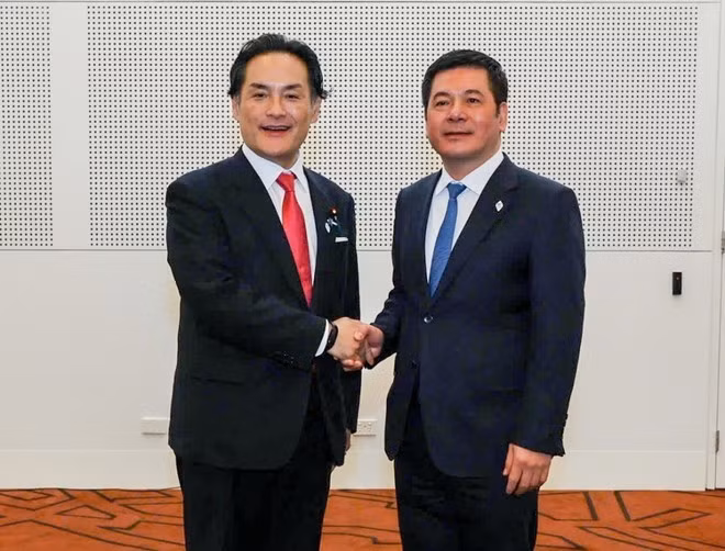 Le ministre vietnamien de l'Industrie et du Commerce, Nguyên Hông Diên (droite) et le ministre d'État au Cabinet du Japon, Kazuchika Iwata. Photo: VNA