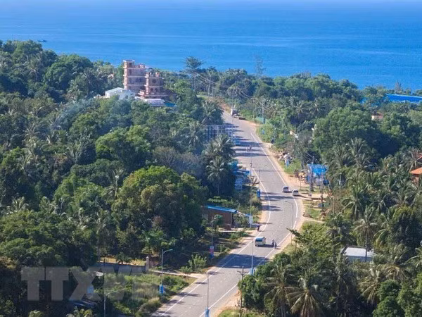 Route menant à une plage à Phu Quôc. Photo : VNA.