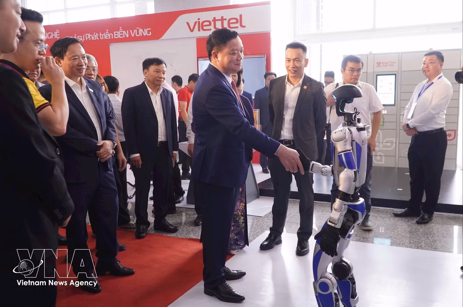 Des délégués visitent l'exposition et découvrent des produits technologiques lors du Forum 2025 sur les sciences, les technologies, l'innovation et la transformation numérique de la province de Hung Yen. Photo : VNA