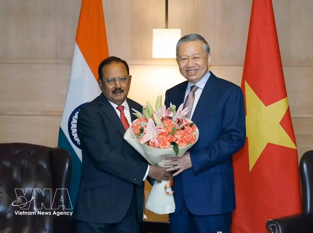 Le secrétaire général du Parti communiste du Vietnam et président de la République, To Lam et le conseiller à la sécurité nationale de l’Inde, Ajit Doval. Photo : VNA.