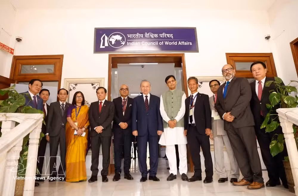 Le secrétaire général du Parti communiste du Vietnam et président To Lam et des délégués du Conseil indien des affaires mondiales. Photo : VNA