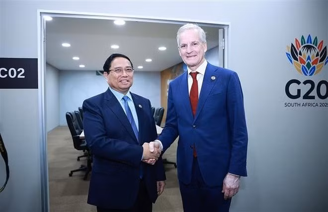 Le Premier ministre Pham Minh Chinh (à droite) et son homologue norvégien Jonas Gahr Store. Photo: VNA