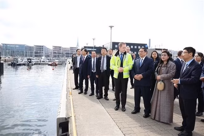 Le Premier ministre Pham Minh Chinh et son épouse visitent le port de Tallinn. Photo: VNA