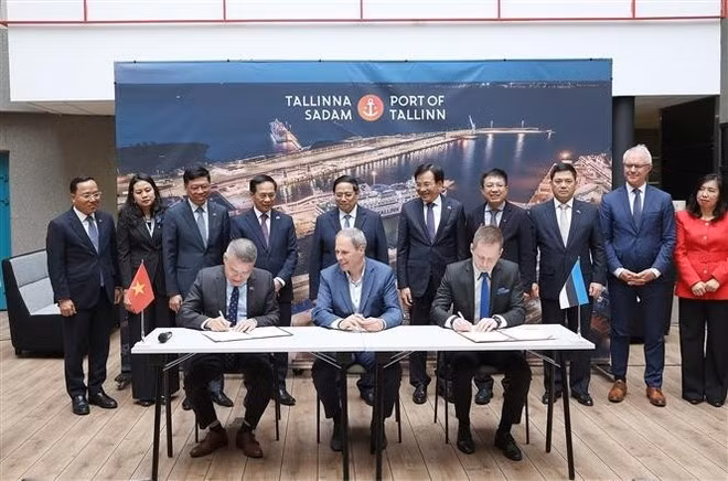 Signature du protocole d'entente entre la VIMC et le port de Tallinn. Photo: VNA