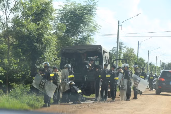 La police mobile, le ministère de la Sécurité publique et la police provinciale de Dak Lak ont déployé des forces pour arrêter les suspects dans l'affaire d'attaque armée à Dak Lak en 2023. Photo: VNA