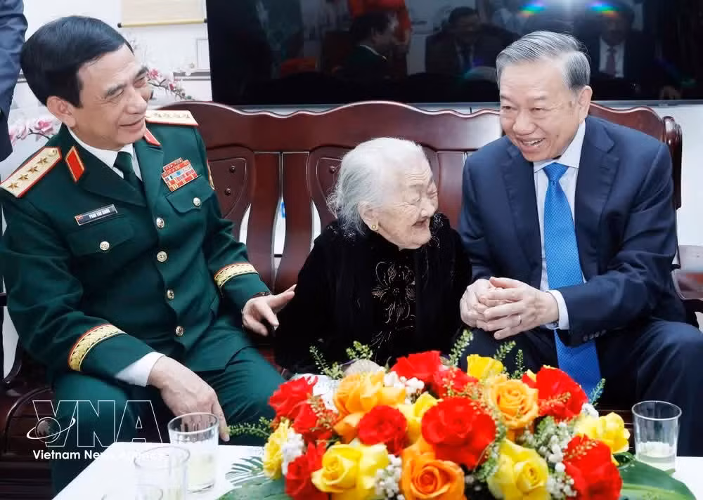 Le haut dirigeant et la délégation ont rendu visite à Huynh Thi Me, une mère héroïque vietnamienne née en 1924, dont le mari et un fils sont morts en martyrs, dans le quartier de Hoa Cuong, à Da Nang. Photo : VNA