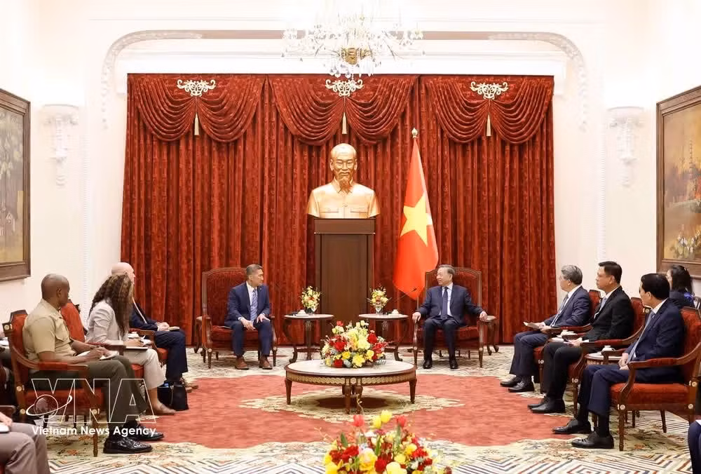 Le secrétaire général du Parti et président de la République, To Lam (droite) reçoit le sous-secrétaire à la Marine des États-Unis, Hung Cao. Photo: VNA