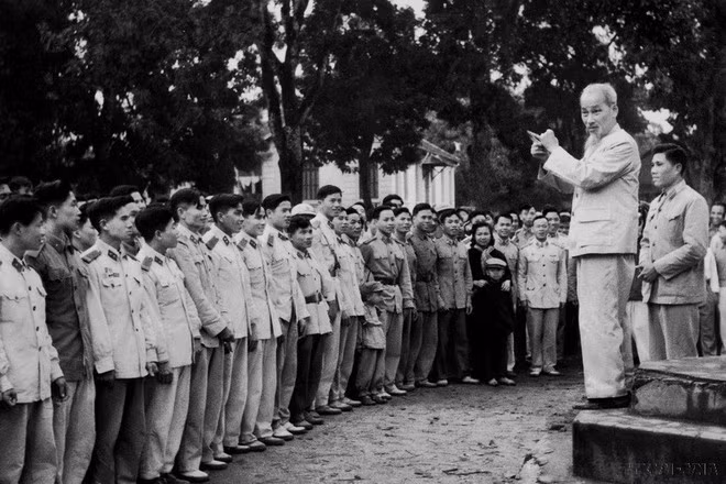 Le Président Hô Chi Minh rend visite à l’unité de la Police populaire armée chargée de la protection de la capitale Hanoï, le 14 février 1961. Photo: VNA