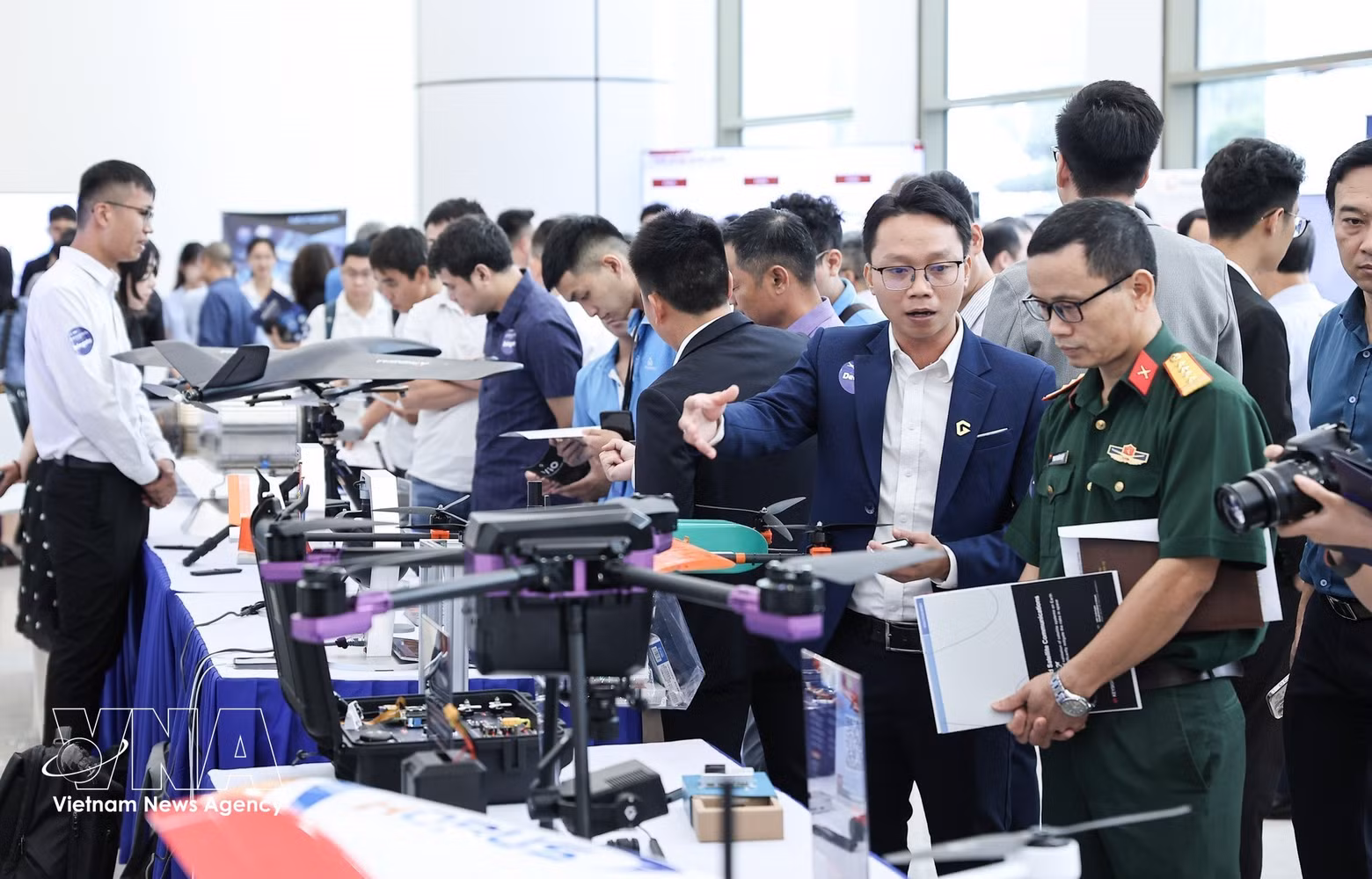 Des délégués visitent les stands d'exposition lors de la cérémonie de lancement des trois Réseaux d'innovation dans les secteurs des technologies stratégiques. Photo : VNA