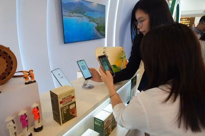 Les touristes chinois peuvent désormais utiliser le portefeuille électronique Alipay pour scanner les codes VIETQR Global et régler directement leurs achats dans les points d’acceptation du réseau NAPAS au Vietnam. Photo: VietnamPlus