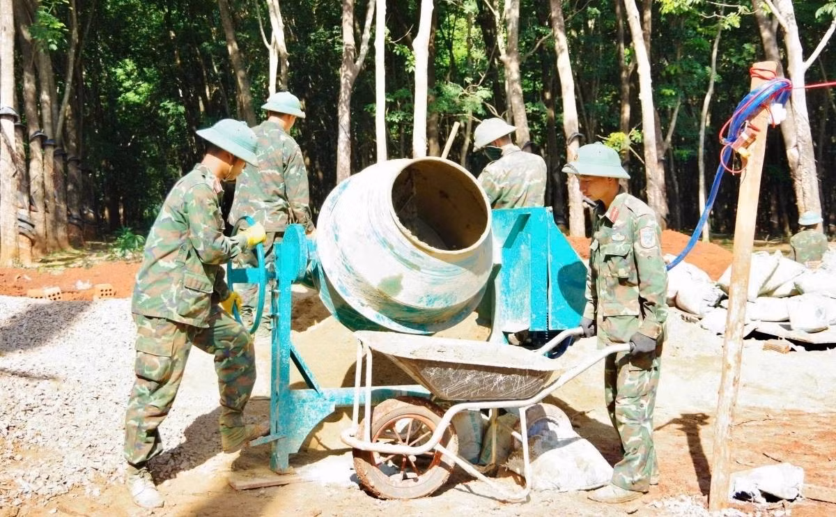 quan-doan-34-ho-tro-xay-truong-noi-tru-bien-gioi-gia-lai-anh-4.jpg