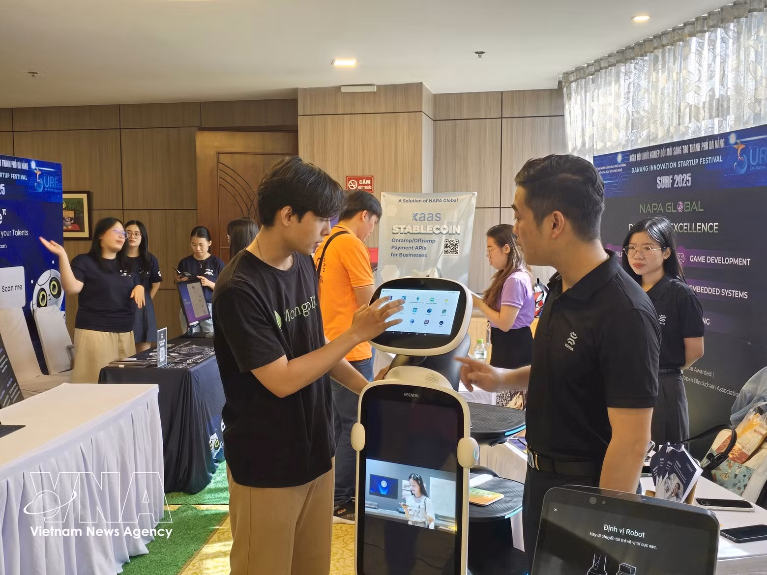 Des délégués visitent l'exposition consacrée à l'innovation, à la créativité et aux produits OCOP des jeunes de la ville de Da Nang. Photo : VNA
