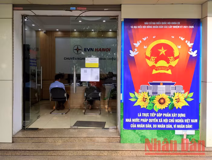 Hanoi : Décoration des rues pour les élections à l’Assemblée nationale et aux conseils populaires ảnh 8