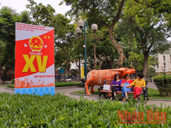 Hanoi : Décoration des rues pour les élections à l’Assemblée nationale et aux conseils populaires ảnh 14