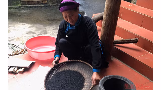 Le gâteau de riz gluant noir : un plat typique de l’ethnie Tày, à Lào Cai ảnh 5