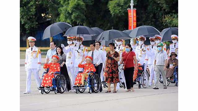Une délégation de mères héroïques rend hommage au Président Hô Chi Minh dans son mausolée ảnh 6