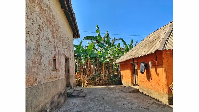 Découverte de la maison aux murs de terre fortifiée de l'ethnie Hà Nhi ảnh 2