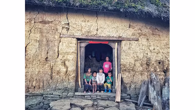 Découverte de la maison aux murs de terre fortifiée de l'ethnie Hà Nhi ảnh 5