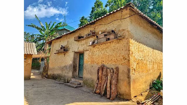 Découverte de la maison aux murs de terre fortifiée de l'ethnie Hà Nhi ảnh 1