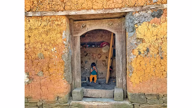 Découverte de la maison aux murs de terre fortifiée de l'ethnie Hà Nhi ảnh 3