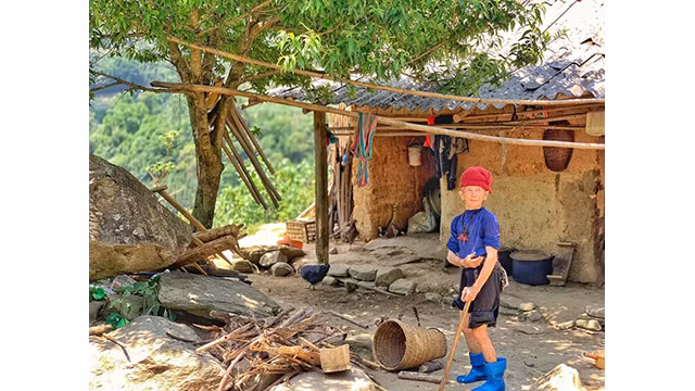 Découverte de la maison aux murs de terre fortifiée de l'ethnie Hà Nhi ảnh 4