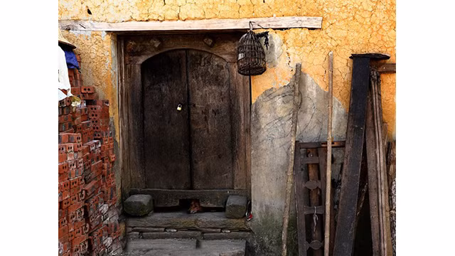 Découverte de la maison aux murs de terre fortifiée de l'ethnie Hà Nhi ảnh 6