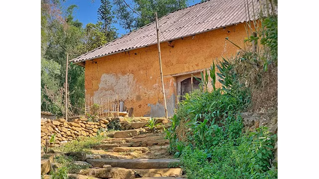 Découverte de la maison aux murs de terre fortifiée de l'ethnie Hà Nhi ảnh 7