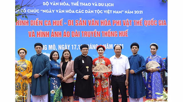 La beauté traditionnelle du "áo dài" ảnh 7