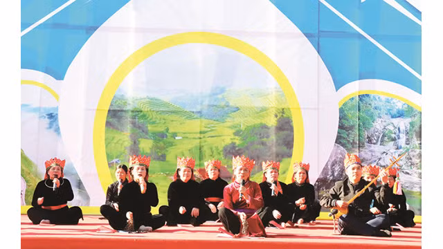 La fête florale des camélias à Binh Liêu ảnh 1