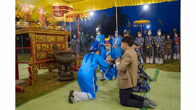 Cérémonie d’offrande au tertre Xa Tac à Huê ảnh 4