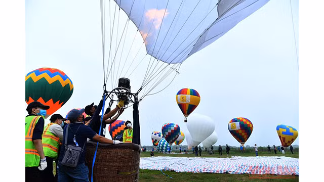 Vivre une expérience enthousiasmante avec des montgolfières à Hanoi ảnh 4