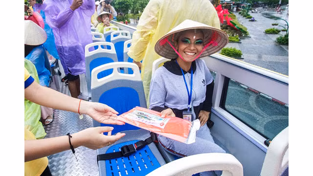 Des touristes étrangers à Halong sont enthousiastes avec des bus à deux étages ảnh 1